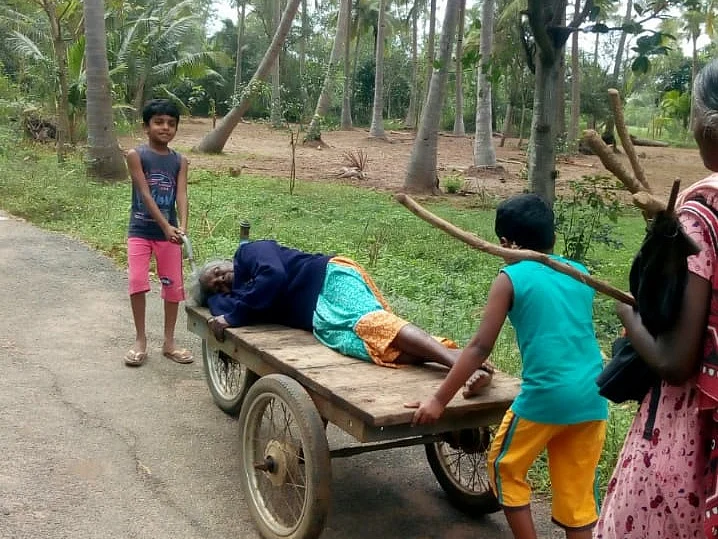ரேஷனில் பொங்கல் பரிசு வாங்கச் செல்ல முடியாத மூதாட்டி... வண்டியில் இழுத்துச் சென்ற சிறுவர்கள்!