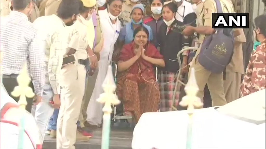 வீல் சேரில் சசிகலா