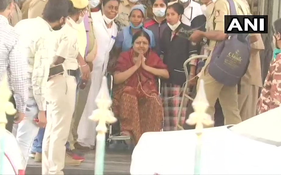 சசிகலா: `நுரையீரல் தொற்று; கடும் நிமோனியா காய்ச்சல்!’ - மருத்துவ அறிக்கை