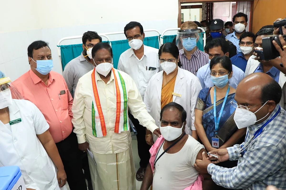முதல் கொரோனா தடுப்பூசியை போட்டுக்கொள்ளும் மருத்துவப் பணியாளர் முனுசாமி