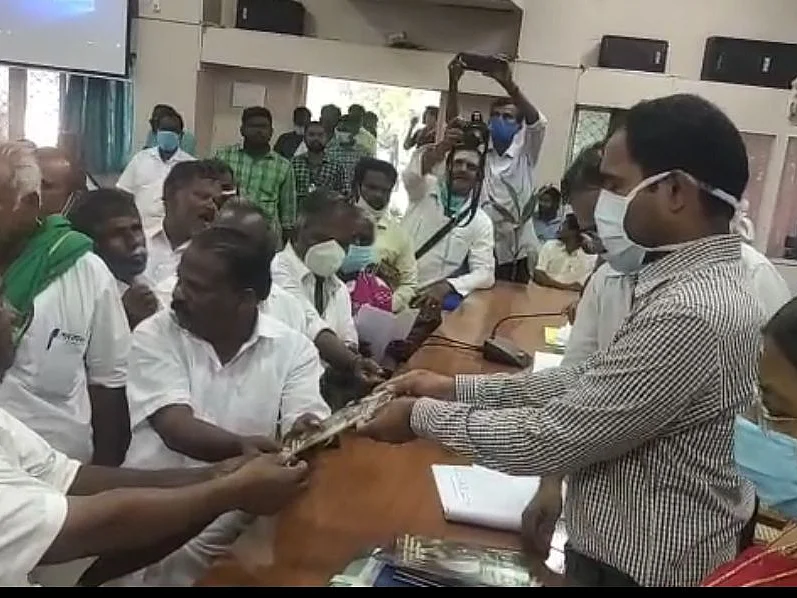 சிவகங்கை: விவசாயிகளுக்கு விலையில்லா `பசுமை விகடன்' இதழ்... மாவட்ட ஆட்சியரின் அசத்தல் முயற்சி!