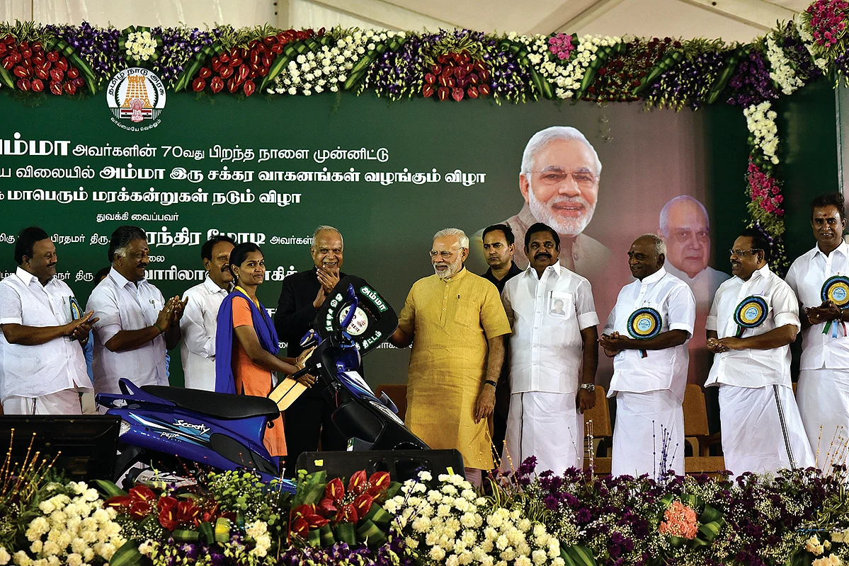 பெண்களுக்கான அரசுத் திட்டங்கள் - 5 - அம்மா இருசக்கர வாகனத் திட்டம்!