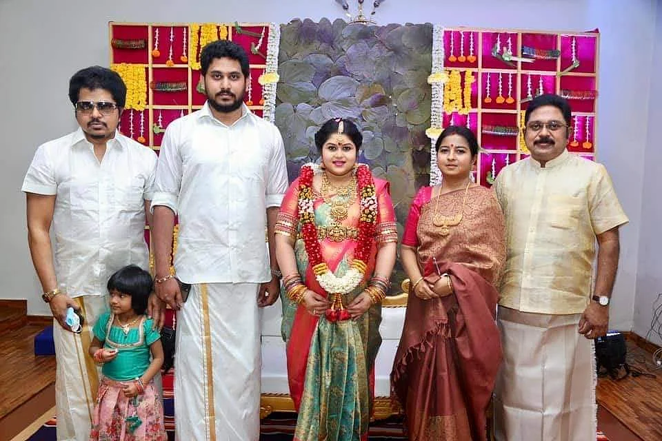 ஜெயானந்த் - ஜெயஸ்ரீ தம்பதியுடன் டி.டி.வி.தினகரன்
