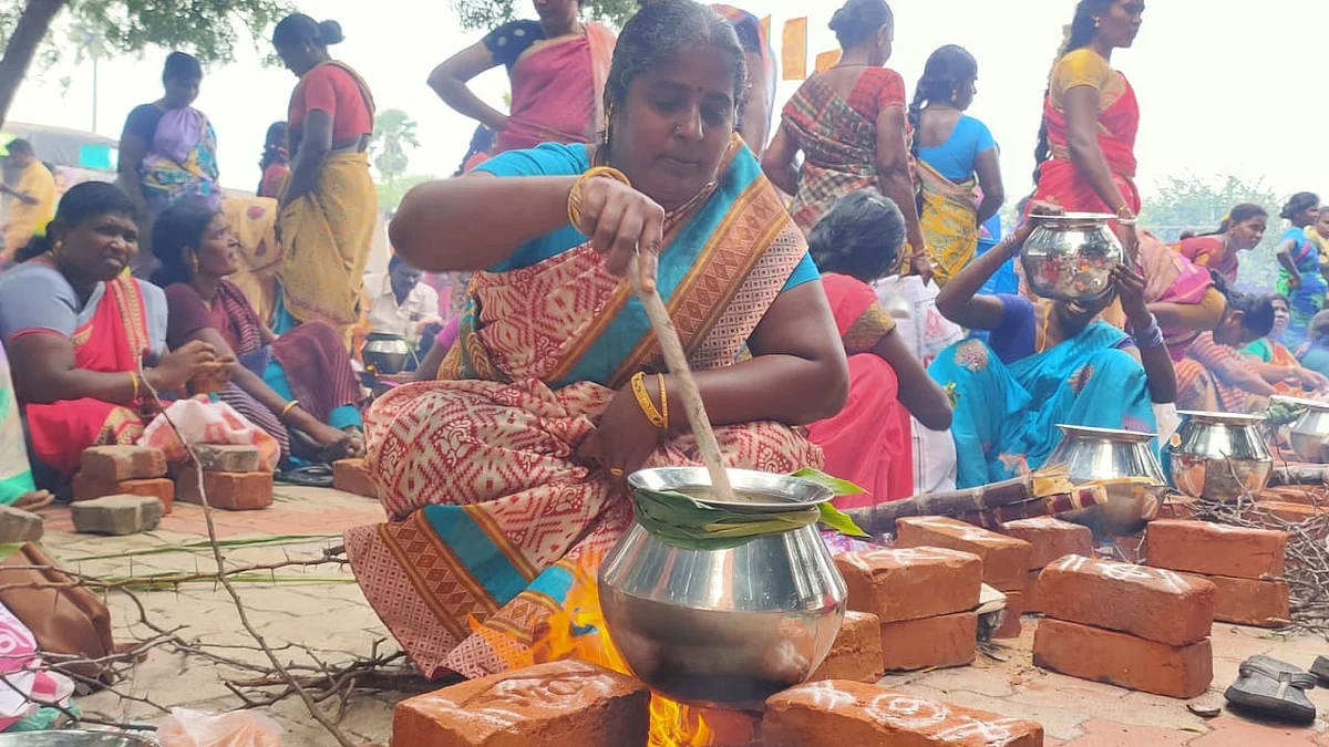 பா.ஜ.க விழாவில் குச்சியால் பொங்கல் கிண்டும் பெண்