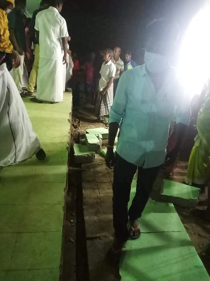 இடிந்து விழுந்த சுவர்