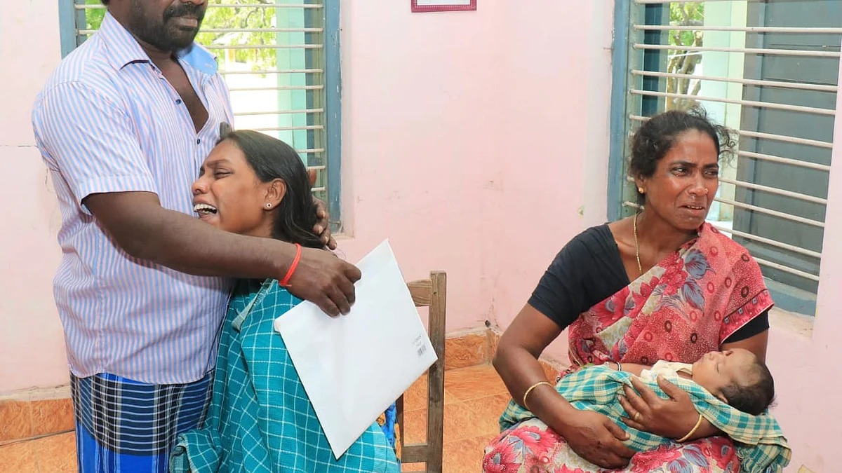 மீனவர் சாம்சன் டார்வினின் மனைவி - குழந்தை.