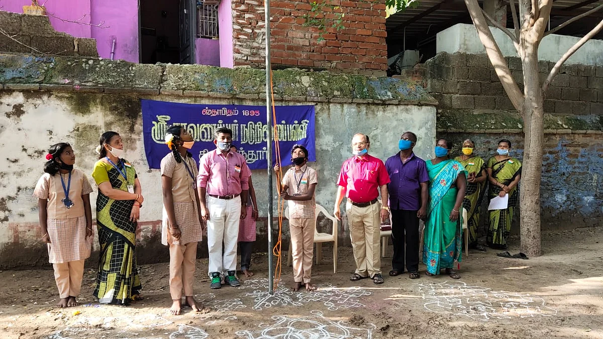 கொடியேற்றும் மாணவர் சிவகுகன்