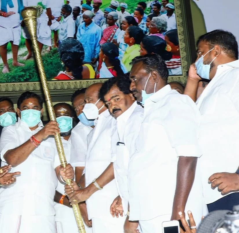 முதலமைச்சருக்கு வீர வாள்