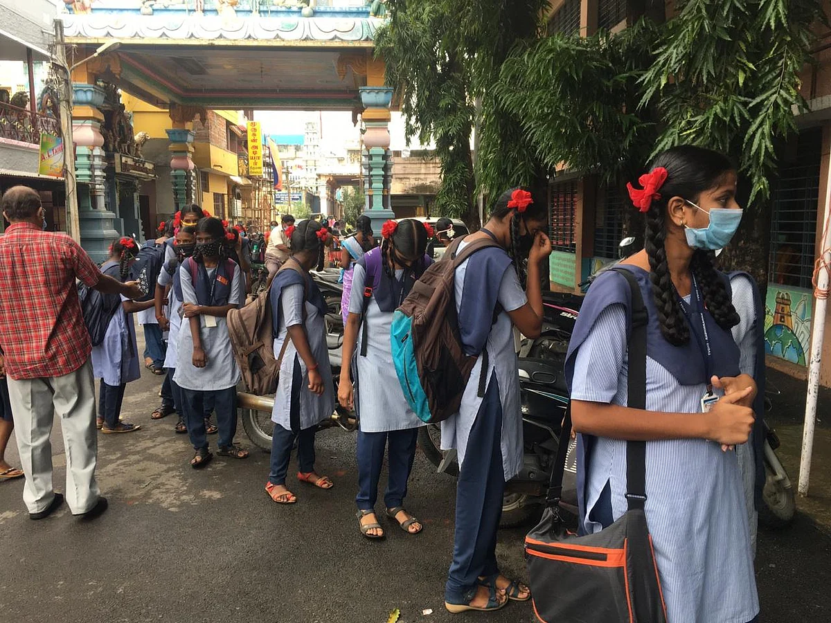 பள்ளிகள் திறப்பு: `25 மாணவர்களுக்கு மிகாமல்..!’-ஜனவரி 19-ம் தேதி முதல் 10, 12 வகுப்புகள் தொடங்கும்!