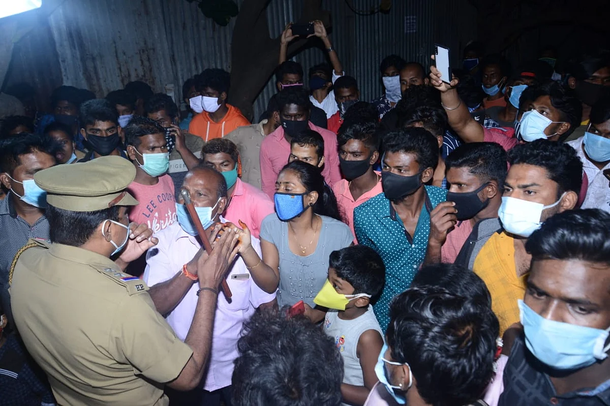 காவல்துறையினருடன் பொதுமக்கள் வாக்குவாதம்