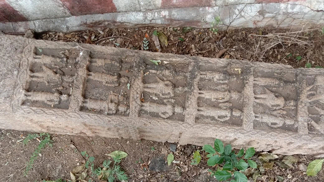 அடுக்கு நிலை நடுகல்