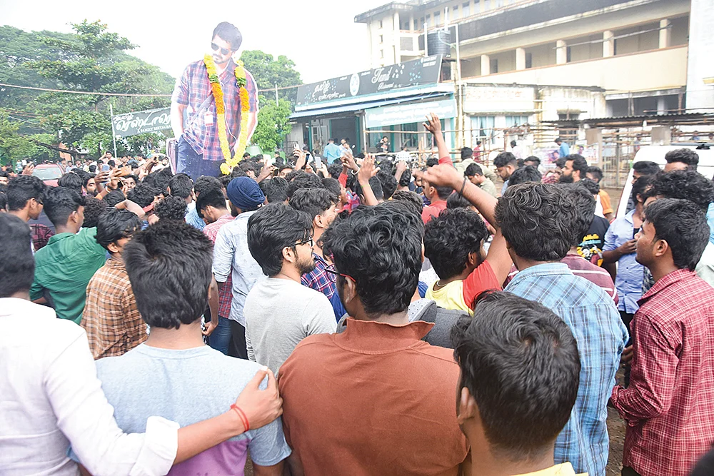பாலிவுட் முதல் கோலிவுட் வரை பாடம் எடுத்த ‘மாஸ்டர்’