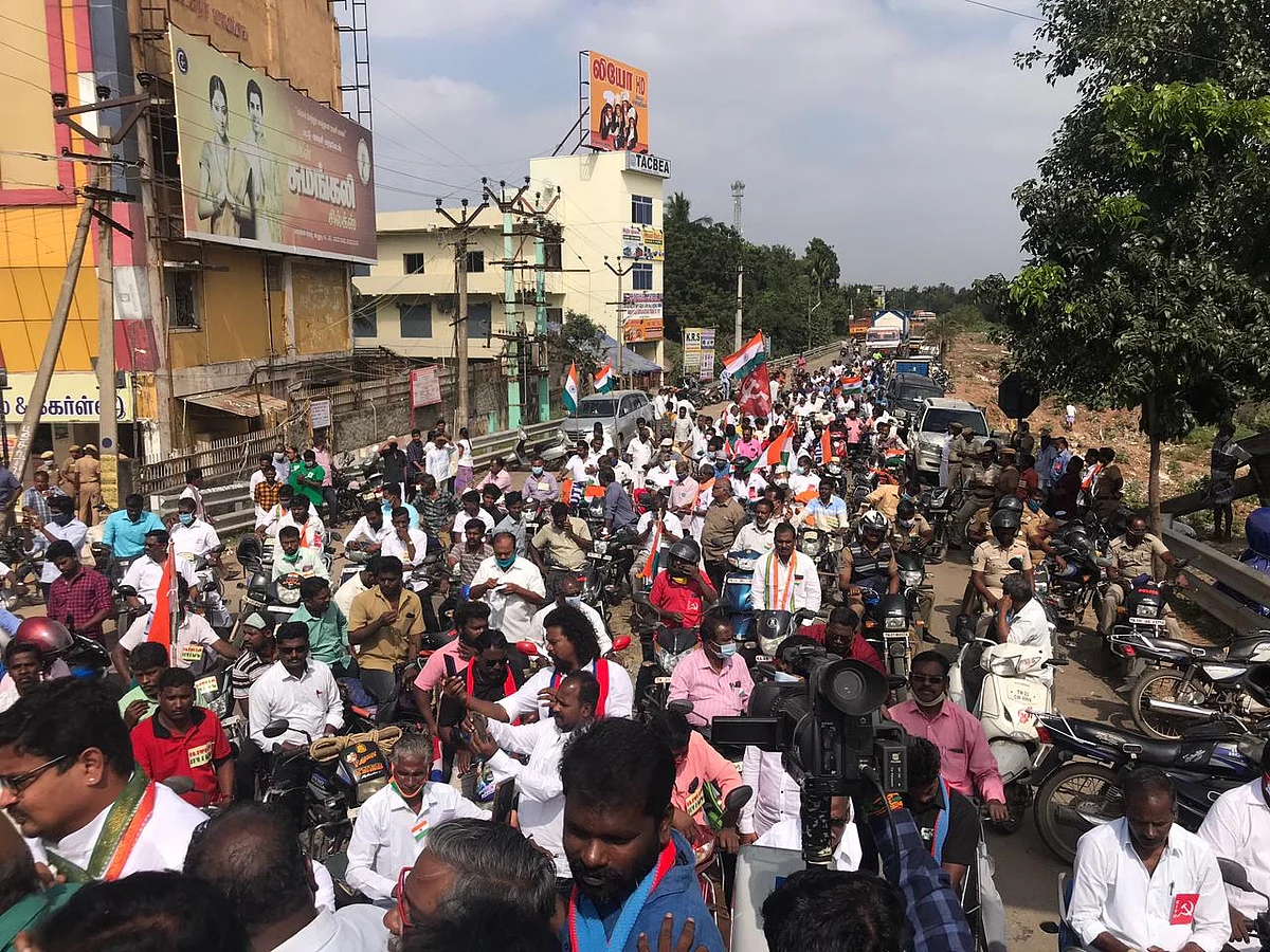Live Updates: டெல்லி விவசாயிகள் போராட்டத்தில் வன்முறை: உள்துறை அமைச்சர் அமித் ஷா முக்கிய ஆலோசனை