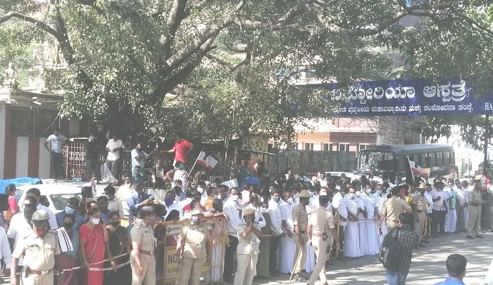 மருத்துவமனை முன் கூடியிருந்த அ.ம.மு.க-வினர்