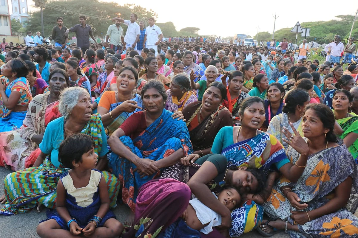 மீனவர்கள் குடும்பத்தினர் மறியல்.