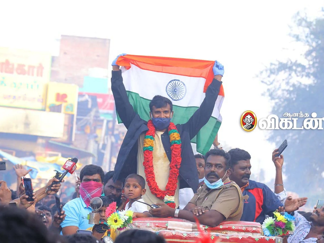 `ஊர் போற்றும் வீரன்!' சின்னப்பம்பட்டியில் கொண்டாடப்பட்ட நடராஜன் #PhotoAlbum