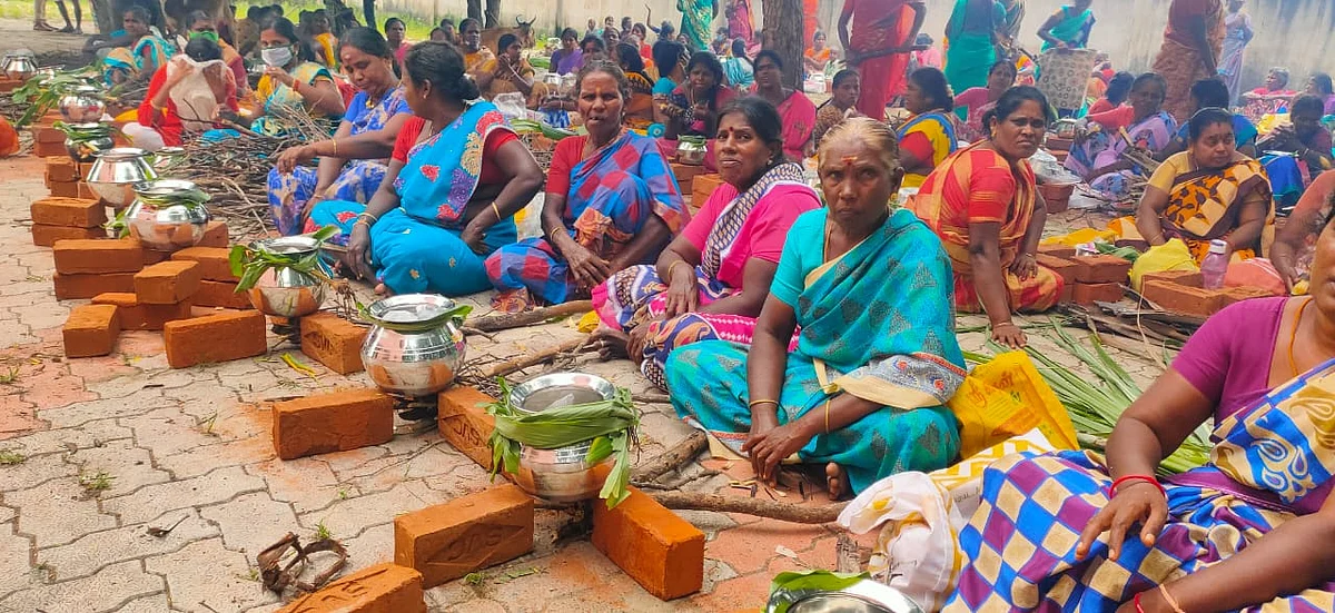 பொங்கல் பானை முன் பெண்கள்.