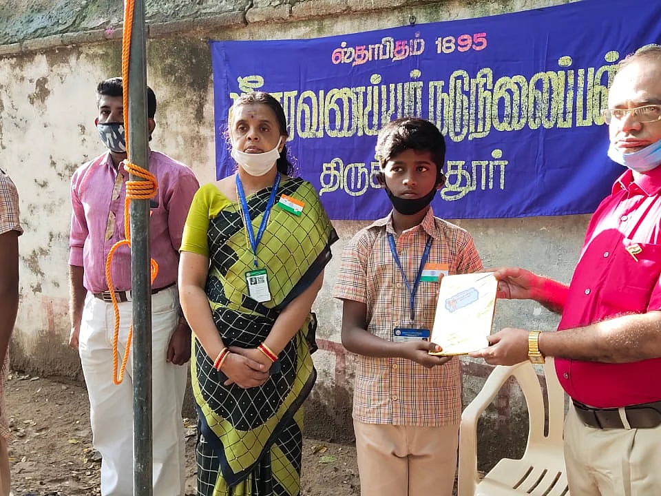 திருச்செந்தூர்: 6-ம் வகுப்பு மாணவர் ஏற்றிய தேசியக்கொடி... காரணம் என்ன தெரியுமா?!