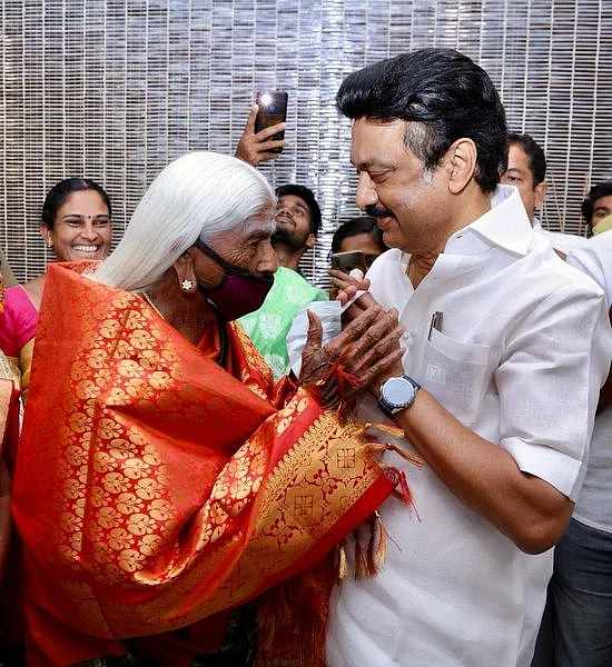 பாப்பம்மாள் பாட்டியுடன் ஸ்டாலின்