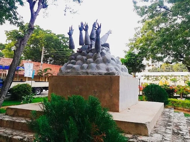 யாழ் பல்கலையில் முள்ளிவாய்க்கால் நினைவிடம் இடிப்பு! - இலங்கை அரசுக்கு எதிராகத் தொடரும் போராட்டம்
