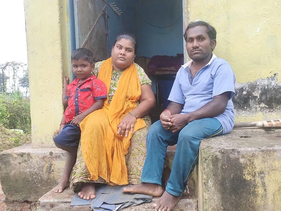 மனம் குமுறிய மாற்றுத்திறனாளி தம்பதியர்! - வாசகர்கள் ஆதரவுடன் உதவிக்கரம் நீட்டும் வாசன் அறக்கட்டளை