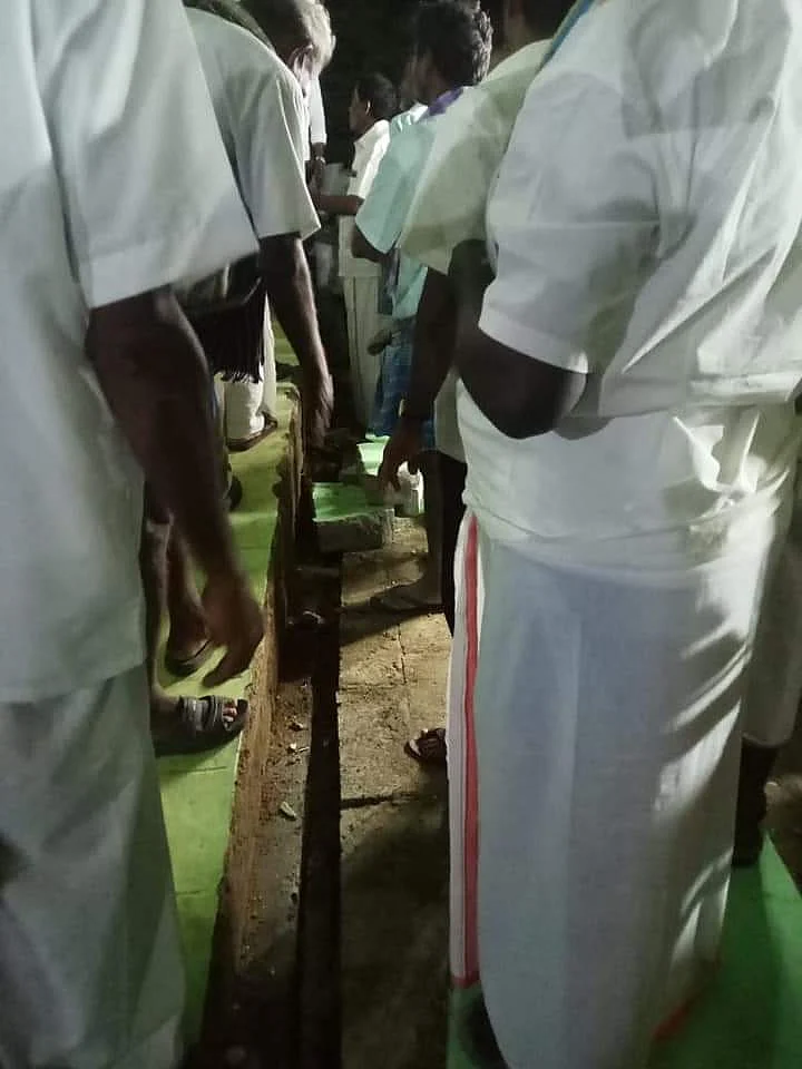 இடிந்து விழுந்த சுவர்