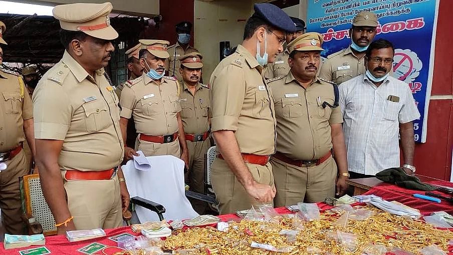 கொள்ளையர்களிடமிருந்து மீட்கப்பட்ட தங்கம்