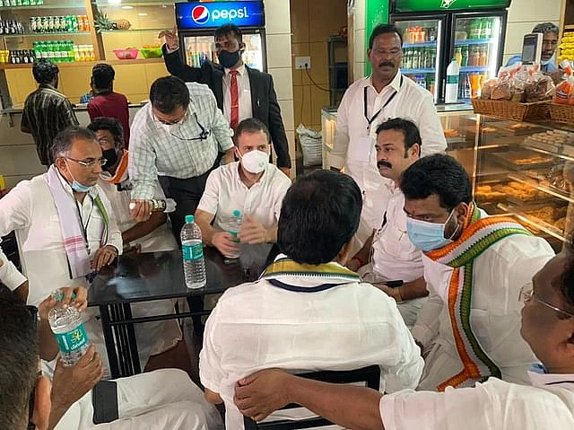 தேநீர்க் கடையில் ராகுல் காந்தி