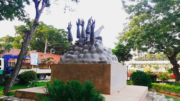 பல்கலைக்கழகத்தில் இருந்த முள்ளிவாய்க்கால் நினைவுத் தூண்.