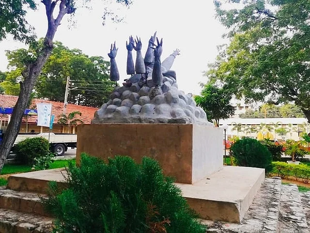 பல்கலைக்கழகத்தில் இருந்த முள்ளிவாய்க்கால் நினைவுத் தூண்.