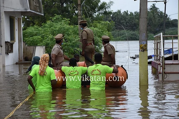 வெள்ளம் சூழ்ந்த பகுதியில் தீயணைப்புத் துறையினர்