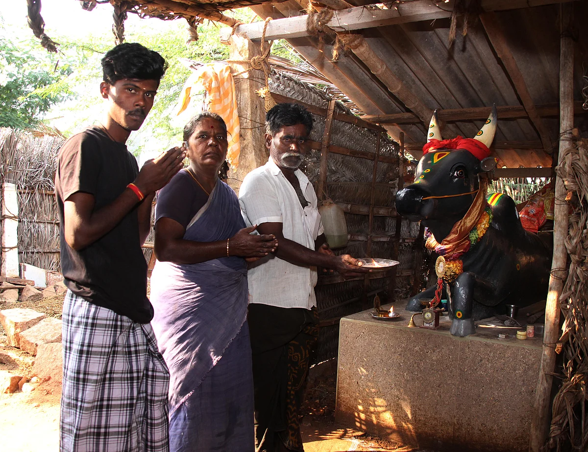 சந்திரசேகர் மற்றும் குடும்பத்தினர்.