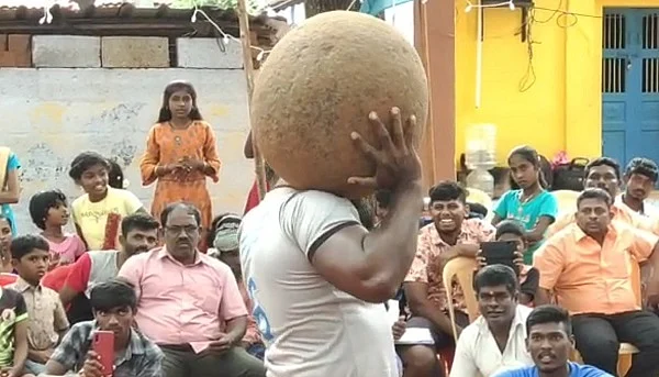 இளவட்டக்கல் தூக்கும் இளைஞர்
