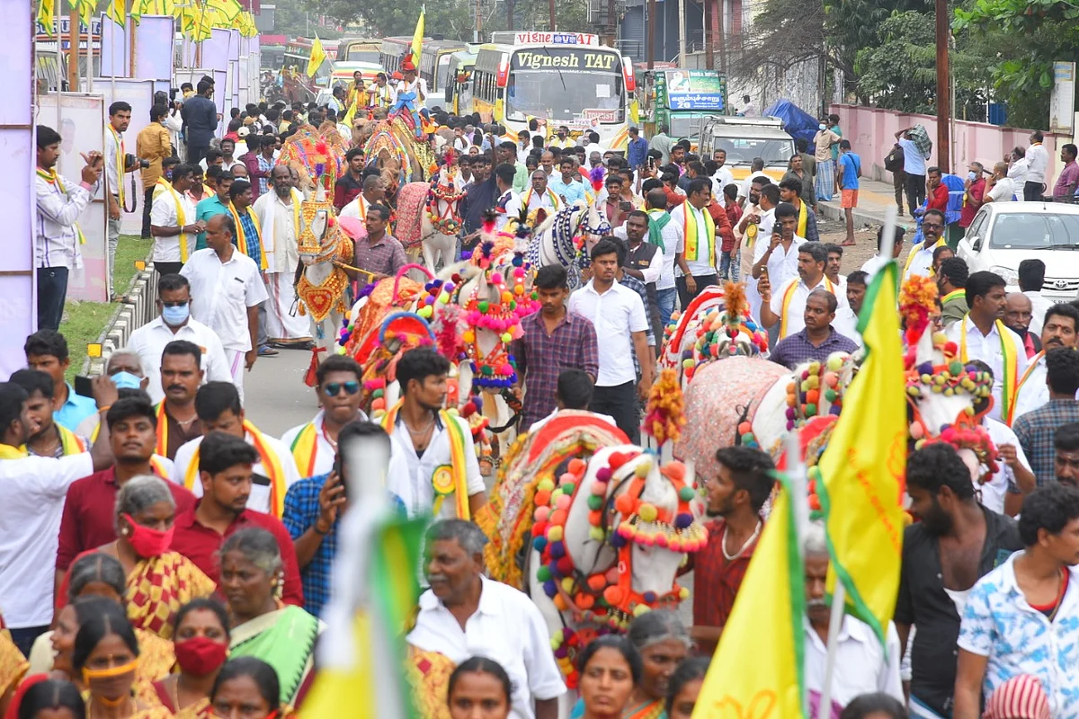 மாநாட்டுக்கு வரும் தொண்டர்கள்