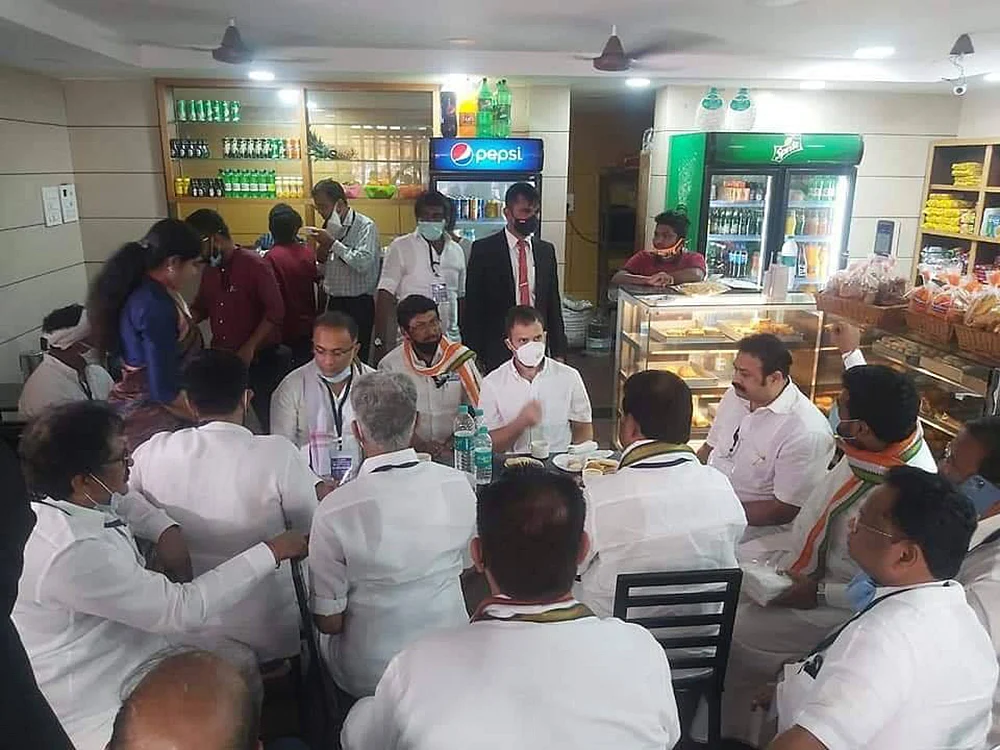 மிஸ்டர் கழுகு: “முதல்வர் அருகில் நிற்க வைக்கிறோம்!” - தூள் கிளப்பும் வசூல் வேட்டை...