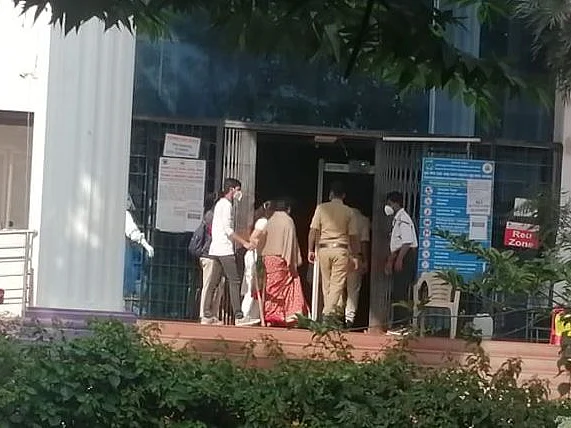 சசிகலாவை அடுத்து பெங்களூரு மருத்துவமனை அழைத்து வரப்பட்ட இளவரசி!