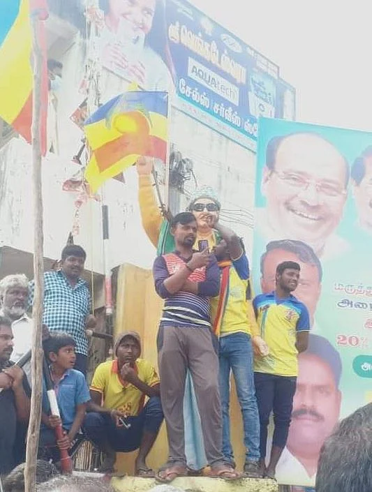 எம்.ஜி.ஆர் சிலையில் பா.ம.க கொடி