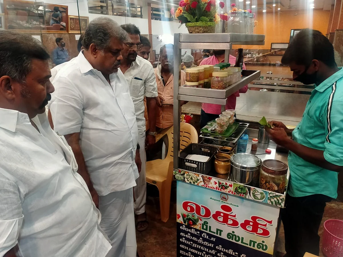 கட்சி நிர்வாகியின் கடையில்