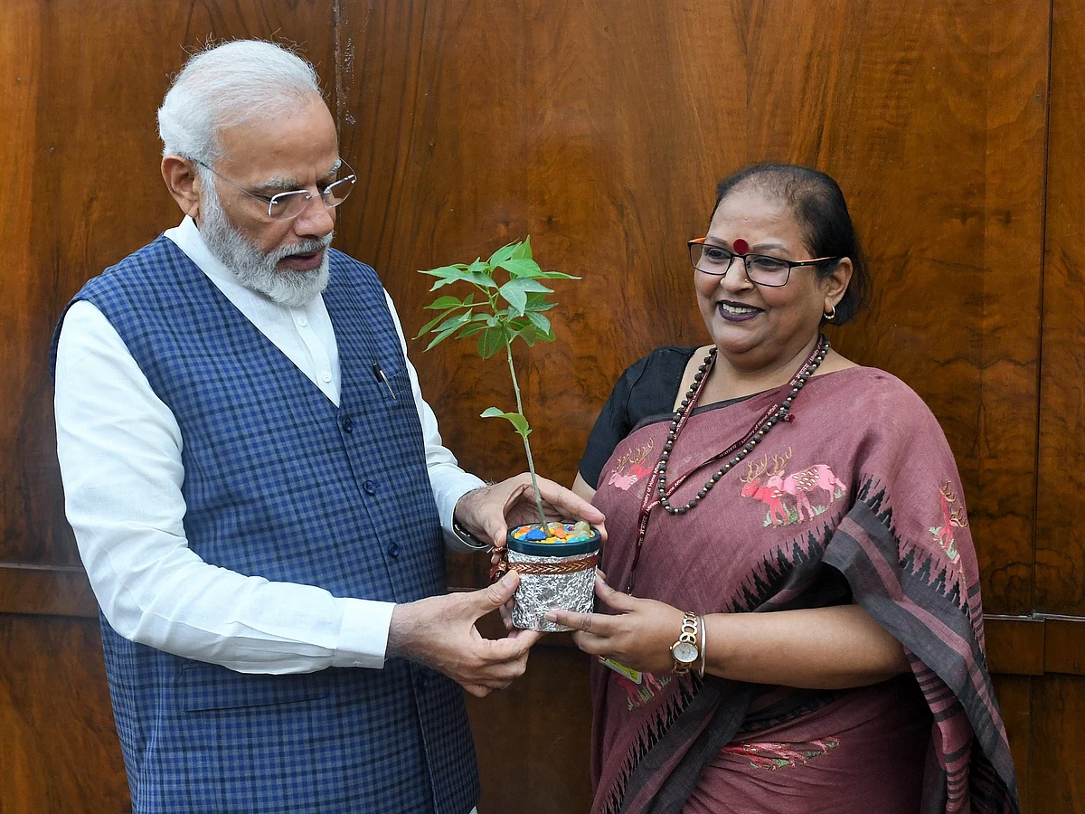 `பெண்கள் மாலைக்கு மேல் ஏன் வெளியில் போகணும்?' - சர்ச்சையில் தேசிய பெண்கள் ஆணைய சந்திரமுகி