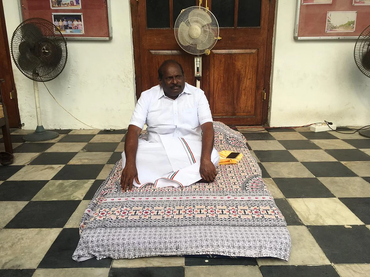 புதுச்சேரி: 8-வது நாளாகத் தொடரும் போராட்டம்! - ஆளுநர் கிரண் பேடிக்காகக் காத்திருக்கும் அமைச்சர்