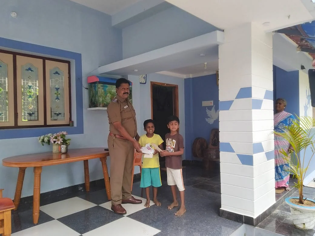 புதுக்கோட்டையில் மூதாட்டிக்கு உதவிய சிறுவர்கள்... நேரில் வந்து பாராட்டிய இன்ஸ்பெக்டர்!