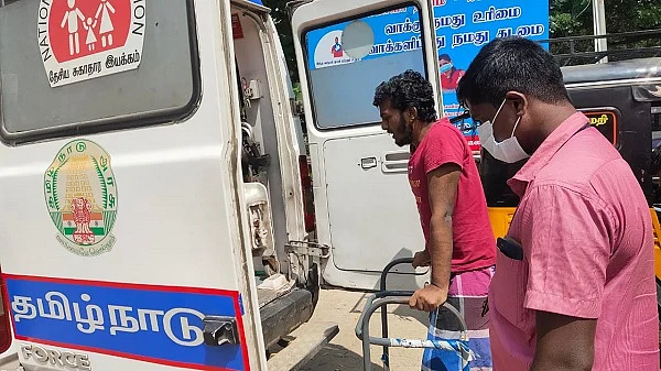 ஆம்புலன்ஸில் ஏற்றப்பட்ட இளைஞர்
