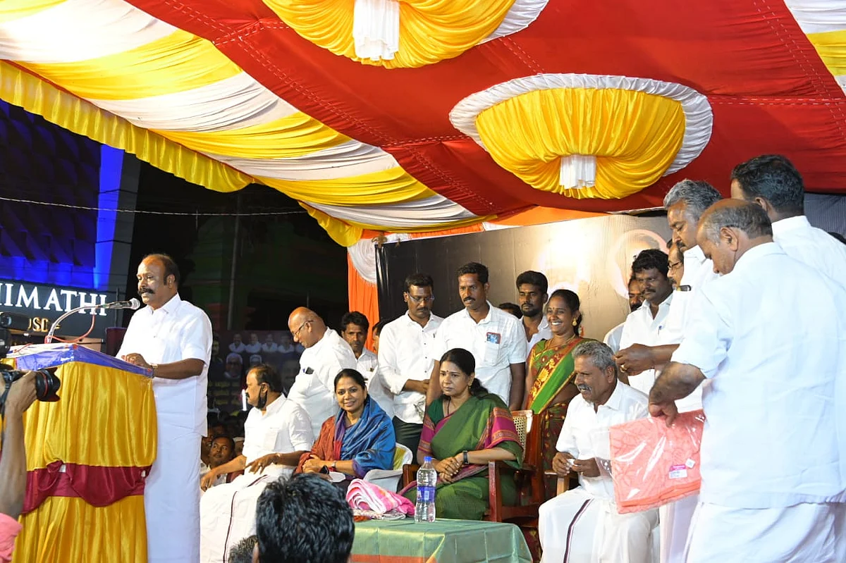 மேடையில் பெரியகருப்பன்