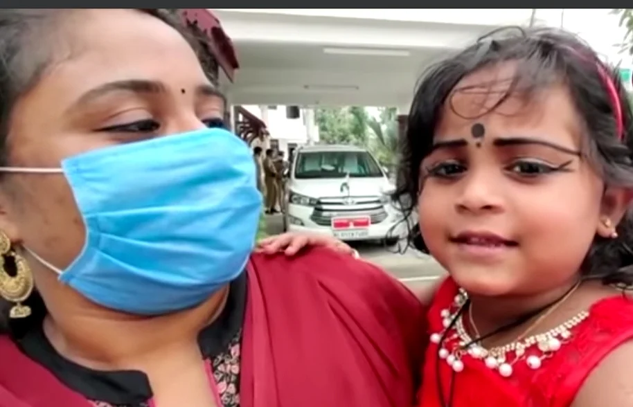 தாயுடன் அவந்திகா