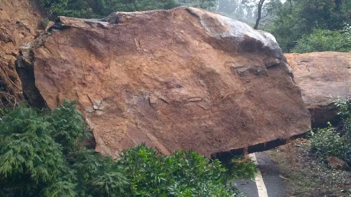 சாலையில் சரிந்த பாறைகள்