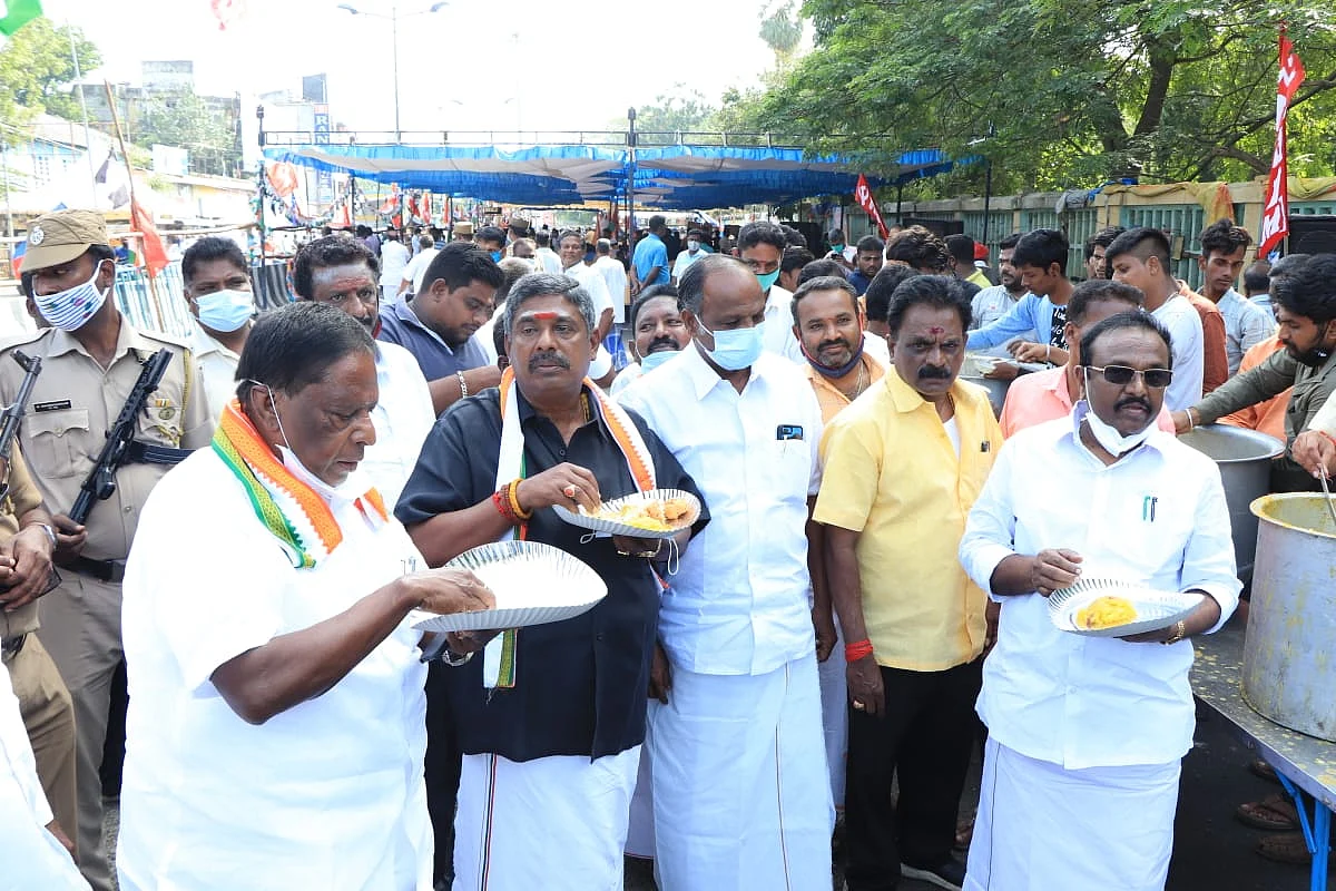 போராட்டக் களத்தில் உணவருந்தும் முதல்வர் நாராயணசாமி