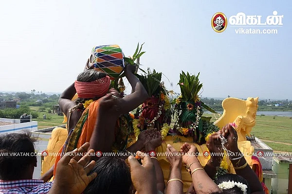கோயிலில் புனித நீர் ஊற்றப்பட்டபோது ...