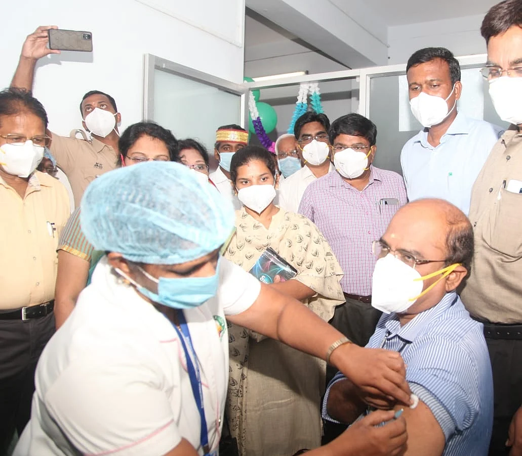 கன்னியாகுமரி அரசு மருத்துவக் கல்லூரியில் கொரோனா தடுப்பூசி போடும் பணி