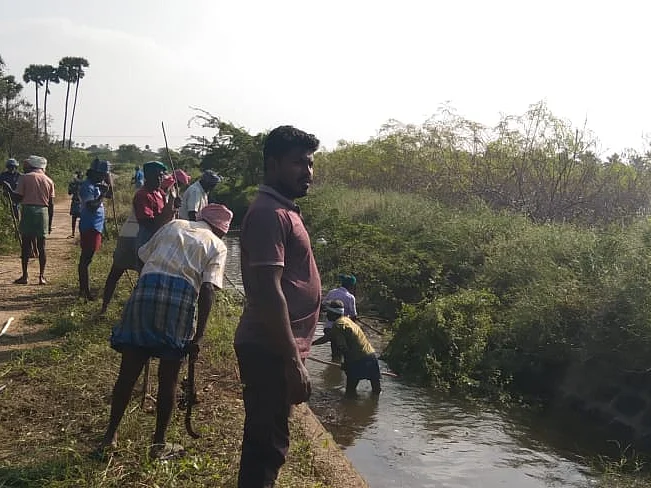 கரூர்: `15 வருஷத்துக்குப் பிறகு தண்ணீர் தேக்கப்போறோம்!' - மராமத்து பணியில் இளைஞர்கள்