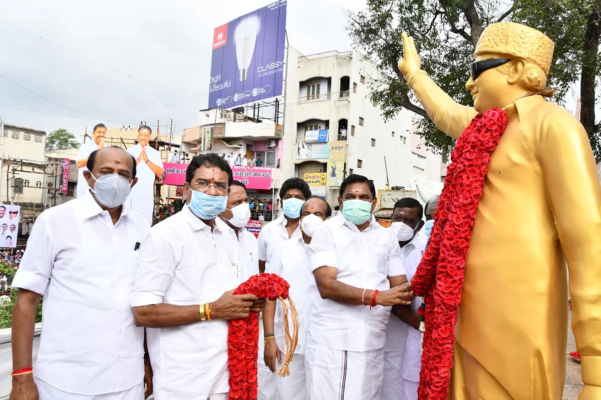 எம்.ஜி.ஆர் சிலைக்கு மாலை அணிவித்த முதல்வர்